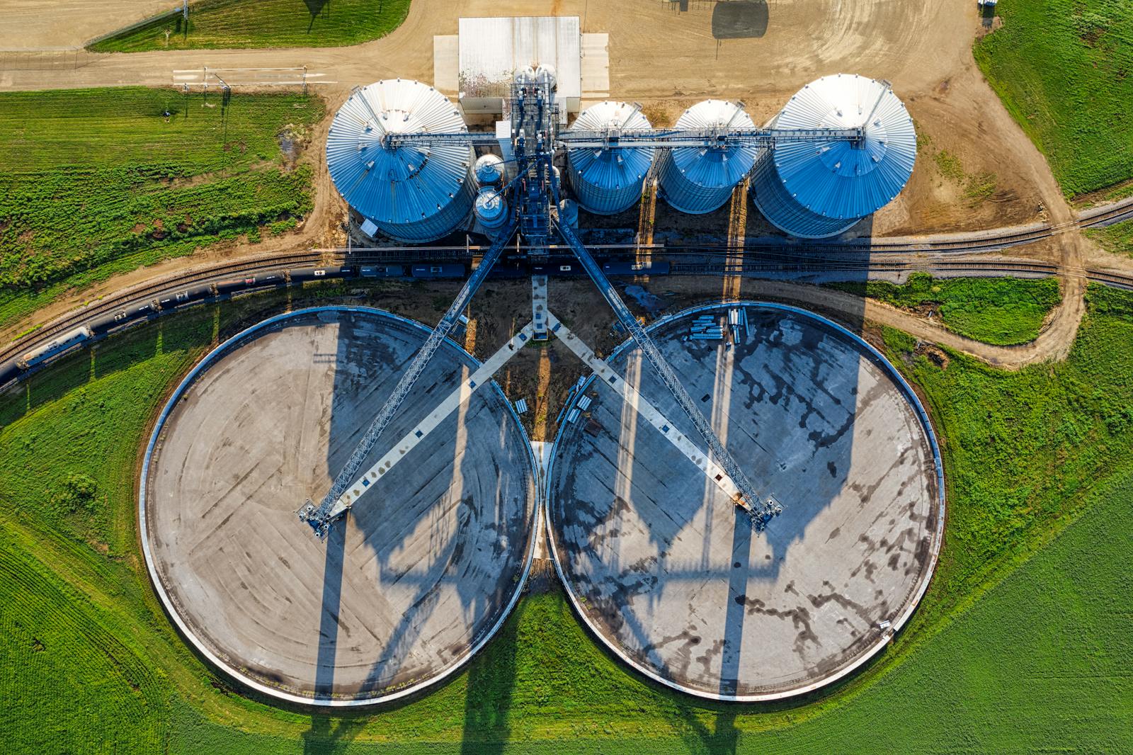 Installation de traitement de l'eau au crépuscule